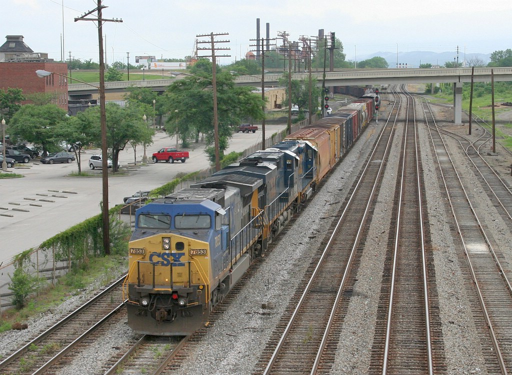 CSX SB freight about to meet a NB